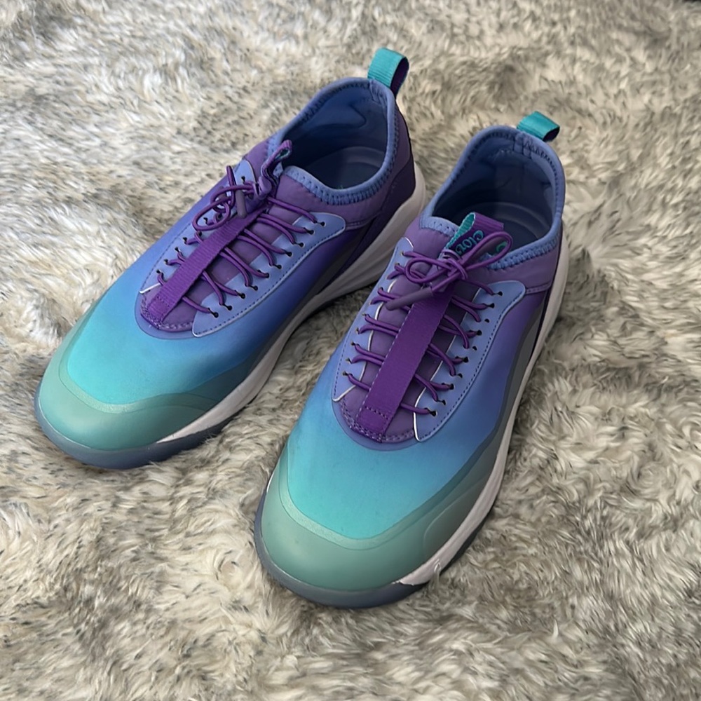 Clove Aeros women’s sneakers in Aurora Size 9